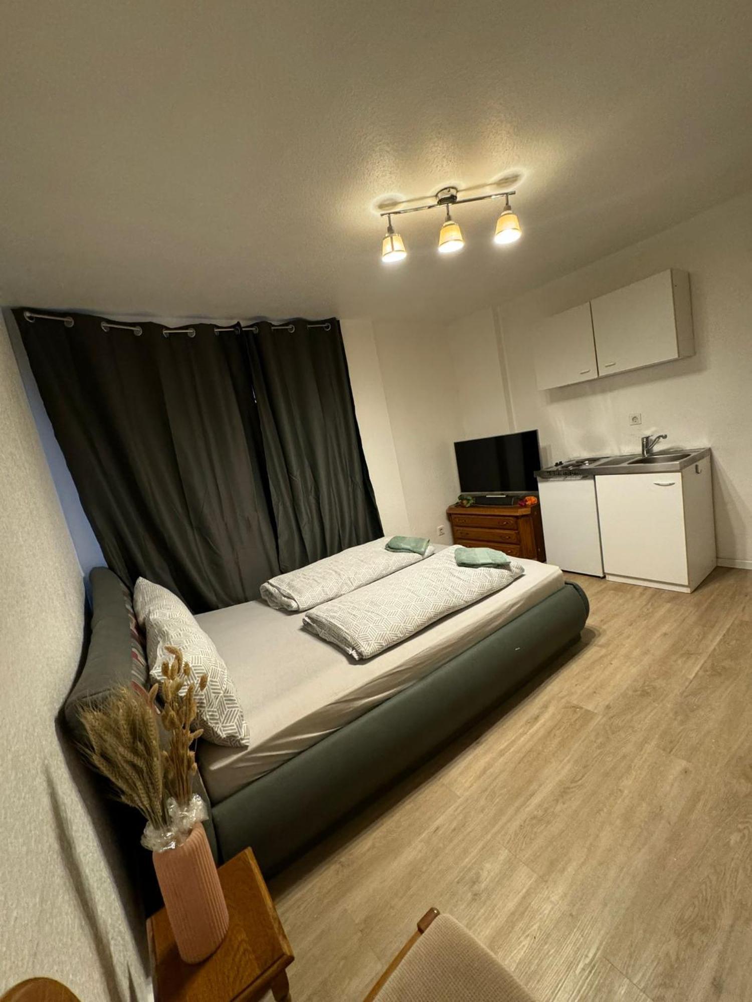 Moebliertes Zimmer Mit Tv, Internet & Kompletter Ausstattung In Bonn-Mehlem Apartamento Exterior foto